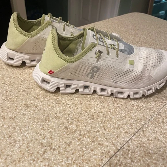 On Running shoes, EXCELLENT condition, wore 2 X, cleaning out closet, 6 1/2 W - Picture 4 of 9